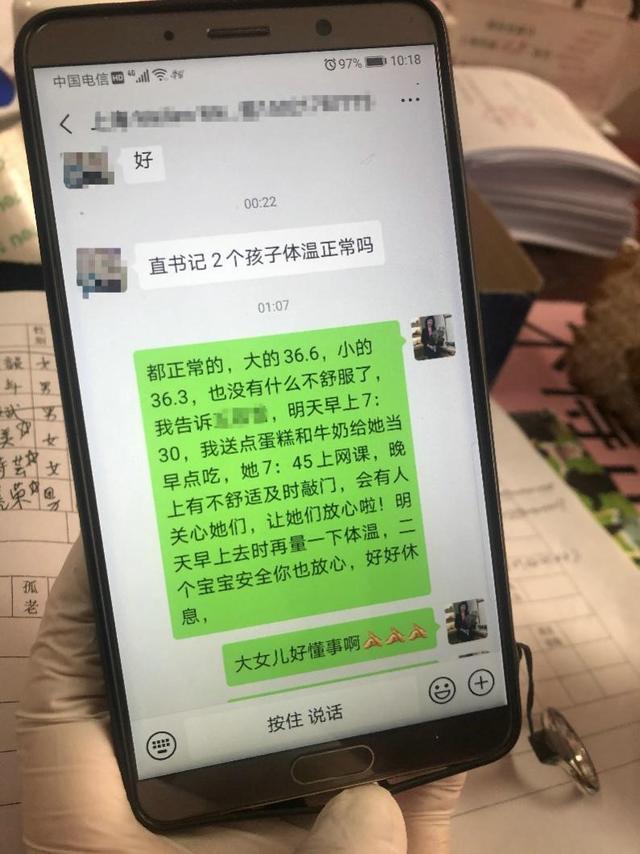 「超级宝妈」妈妈进了医院，爸爸还在外地，两个宝宝怎么办？这群“临时家长”太硬核了
