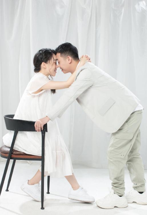 32岁说唱歌手官宣妻子怀孕喜讯，晒与小8岁娇妻贴鼻尖照太甜蜜影视交流地