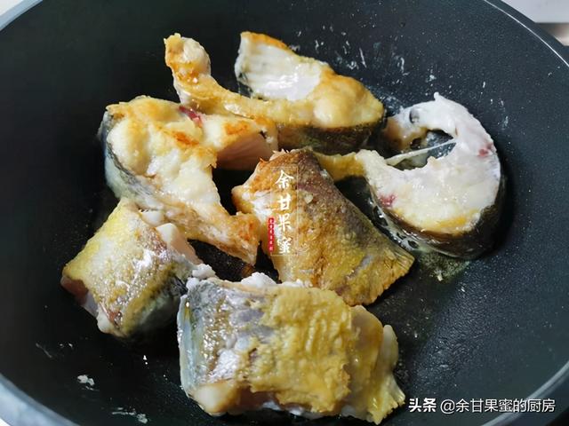 家里有年糕，和鱼块焖一焖，咸鲜味美的下饭菜