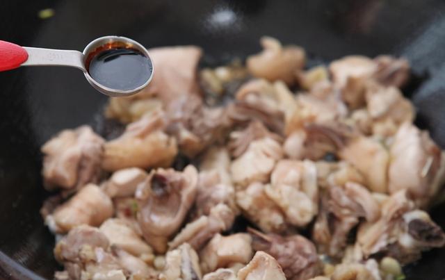 炖鸡块，怎么做才鲜香好吃？牢记“1泡2窍门”，鸡肉无腥，实用