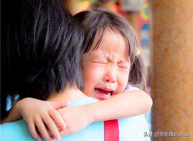 #超级宝妈#“憋住，不许哭”！孩子发脾气大哭时，妈妈的反应很关键