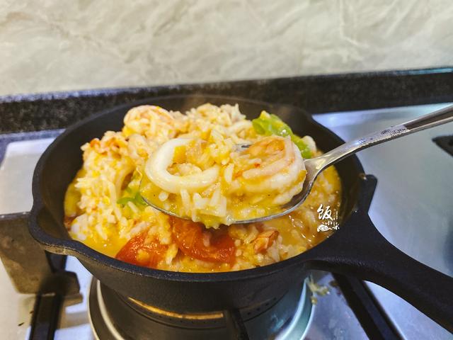 入冬了，天冷就要吃点热乎的，这样的一锅海鲜饭，营养好吃又暖胃