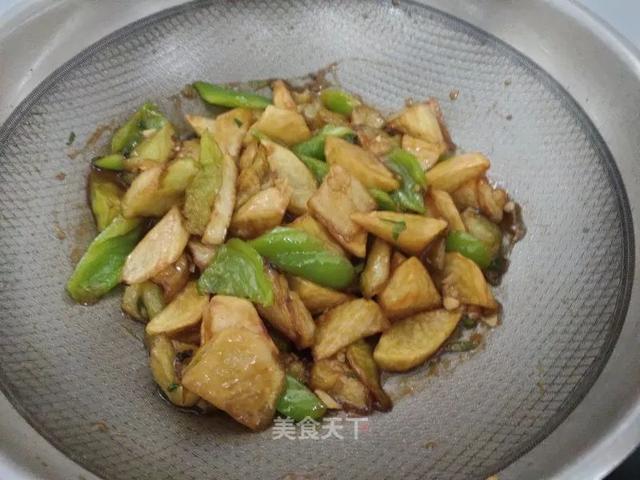 家常版地三鲜教程来了！茄子软糯，土豆粉面，蒜香浓郁超下饭