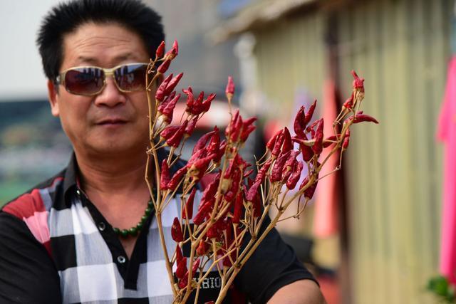 他被称为“中国辣王”，曾每天吃5斤辣椒配白酒，如今靠流食养胃