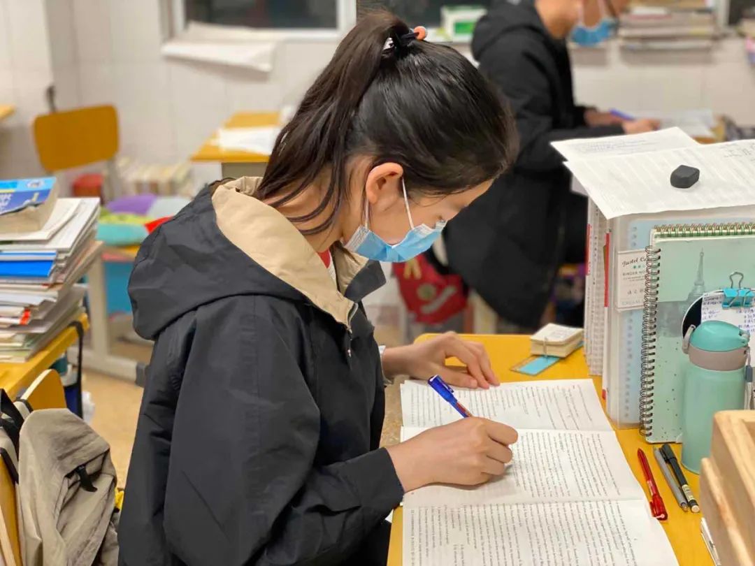暖先生格调：第一批复课的孩子怎么样了？揭秘来啦！张文宏这样寄语复课的孩子……