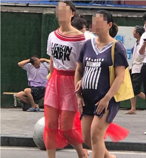 『超级宝妈』“最猛产妇”火了，买菜路上当街生娃，生完抱娃拎菜潇洒走人