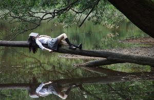 10 Signs of Someone Who Can't Climb Out of the Mud