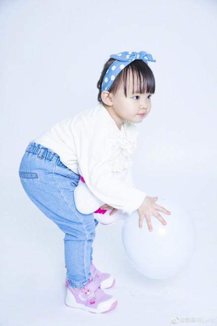 「9号放映厅」熊黛林夫妇为双胞胎女儿庆2岁生日 场面温馨