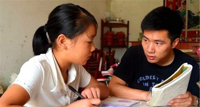 宝妈辅导孩子写作业崩溃，姥姥翻出23年前“旧账”：你也有今天