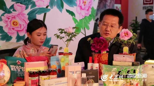 【鲁网】来盆牡丹吗？书记福利价！菏泽市委书记、市长变身“带货主播”