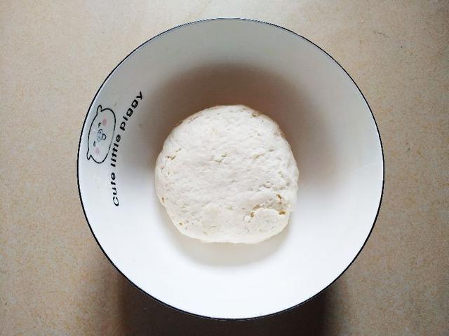 烙饼最忌“揉”，老妈用了几十年烙饼的方法，柔软多层，久放不硬