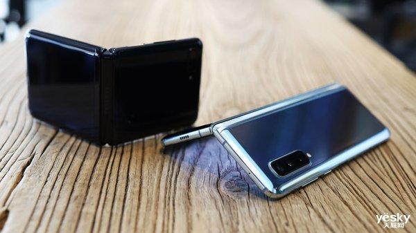[环球网]两代折叠屏手机 三星Galaxy Z Flip与Galaxy Fold选谁？
