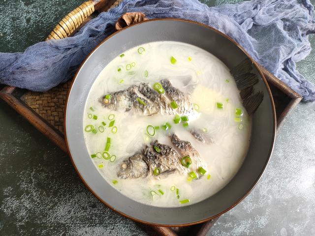 做鲫鱼汤，直接下锅煎是大忌，提前做好这一步，汤白味鲜无腥味