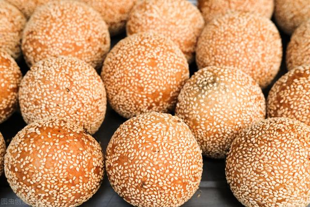 炸麻团为啥鼓不起来？教你2个小技巧，酥脆软糯，个个空心不塌陷