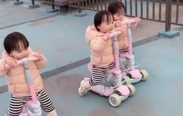 三胞胎宝宝骑小车，开始都很乖，没想到最后两个却“水火不容”