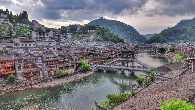 【玩乐足迹】现在的凤凰古城,“翠翠”玩起了直播,云端旅游尝甜头