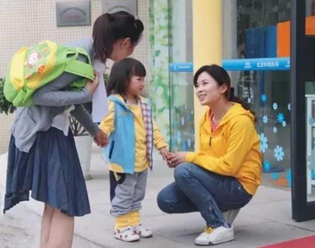 「超级宝妈」幼儿园放学，孩子反复哼唱一首“儿歌”，妈妈听清后找老师算账