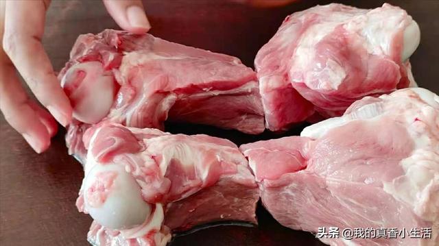 炖骨肉汤有窍门，教你饭店不外传的方法，汤白肉香，好喝又营养