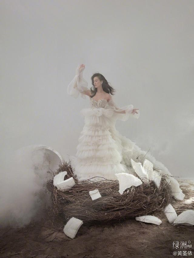 「中国青年网」37岁黄圣依“化茧成蝶”穿纱裙露美背宛如仙女