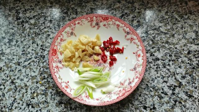 家常小炒豆芽菜炒蛋，以前在农家庄吃过一次，一直对它恋恋不忘