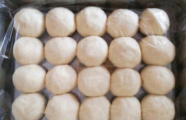 美味奶香餐包，外皮香脆内里软糯，搭配牛奶元气满满