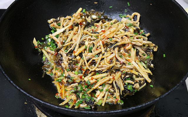 鱼香肉丝怎么做，教你最传统的做法，肉丝滑嫩不粘锅，下酒又下饭