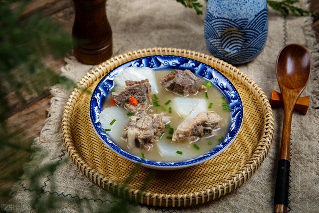 炖排骨时，焯水前加1步，炖出的排骨汤，奶白醇香无腥味