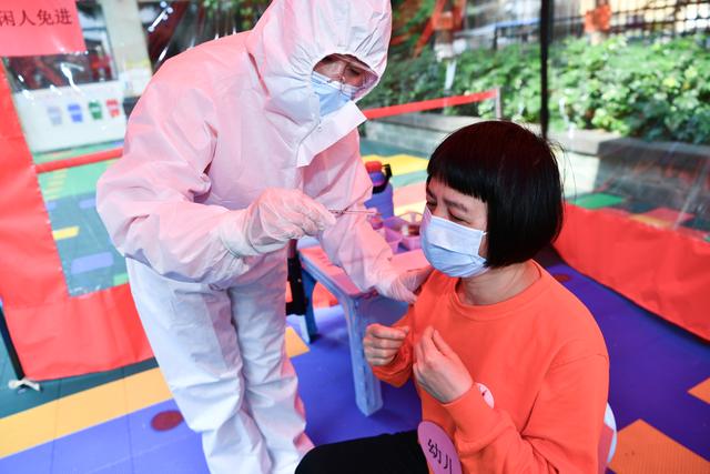 『超级宝妈』为开学做准备!广州海珠南华西街天汇幼儿园开展疫情防控应急演练