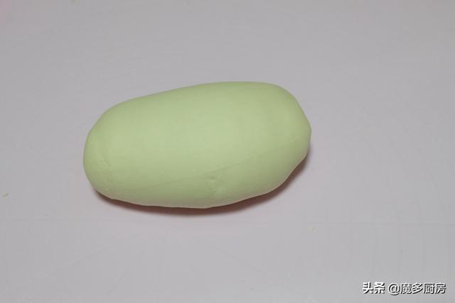 用豆沙和面粉蒸一盘豆沙卷，早餐吃它最美味，一口一个又香又甜