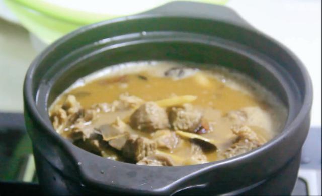 土豆炖牛腩家常做法：牛腩软烂，土豆软糯易消化，营养不流失