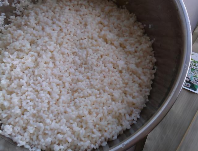 在家自制米酒，牢记“1泡2蒸3搓”，酒酿甘甜清香，不易变质