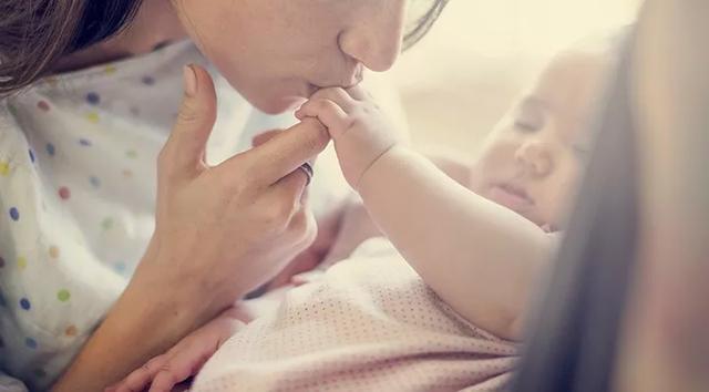 幸福的小调|第一次给宝宝喂奶，初乳看上去“脏脏的”，究竟能喝吗？
