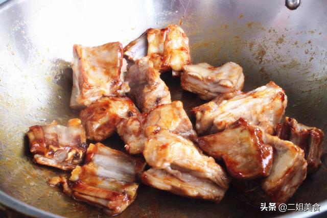 做红焖羊排，牢记别直接下锅，多做两步，红焖羊排鲜嫩还入味
