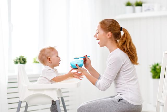 【超级宝妈】妈妈先喂孩子吃饭还是先自己吃饭，这是个问题，你会怎么选呢