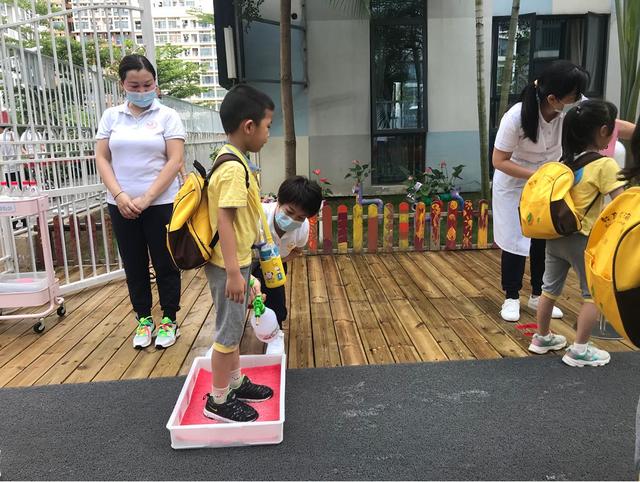 你的育儿经|看！南山区幼儿园门前全是口罩都遮不住的笑脸~