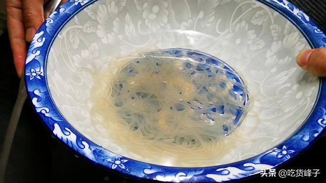 不管做什么炒粉条，可别泡软就炒，多加2步，粉条爽滑筋道又入味