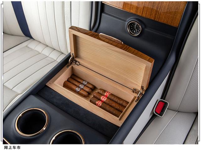 奔驰V级手工定制版 配咖啡机和冰箱 采用高端皮革 用24K黄金装饰