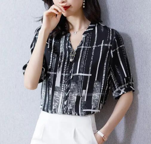 最时尚有一种女装:樱草黄“香蜂衫”,清爽舒适又洋气,适合奔四女人穿