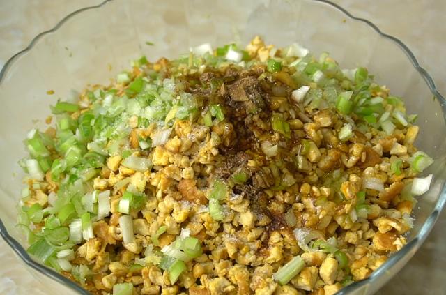 白菜这样吃真过瘾，不发面不烫面，一折一卷就搞定，比包子还好吃