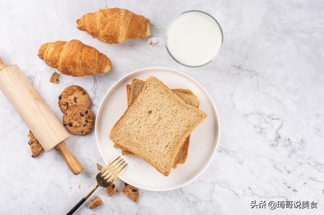 这样的全麦面包，是做过“美容”的，口味好却油糖量高，越吃越胖