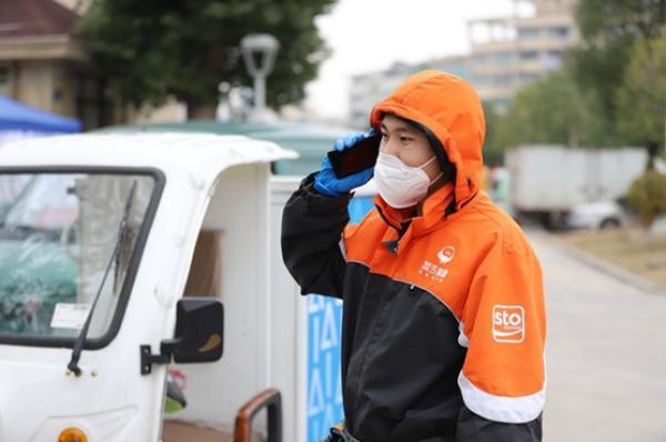 #中国网#过万快递员已领取菜鸟裹裹免费保险 最高10万赔付免后顾之忧