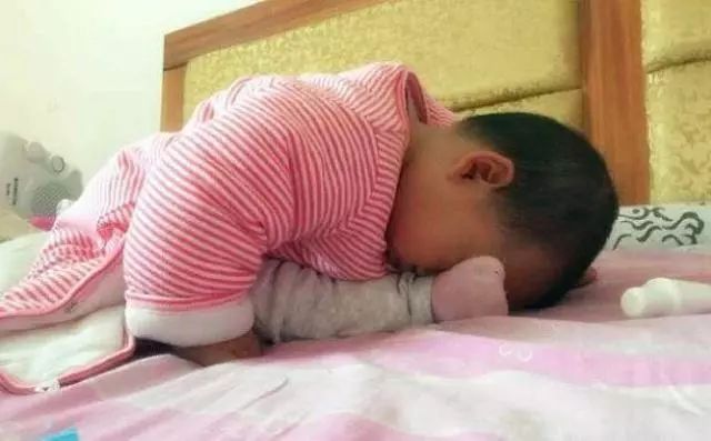 「细雨微凉」恐怖！这个睡姿致宝宝丧命！你永远不知道孩子被子下是什么睡姿！