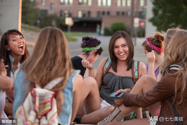 时尚探究社天爱真是拼显腿长三伏天穿冬天靴子！赶快get明星同款短靴搭配