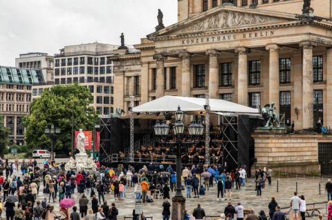 光明网|视界|柏林举办露天音乐会 观众需预约现场“站位”