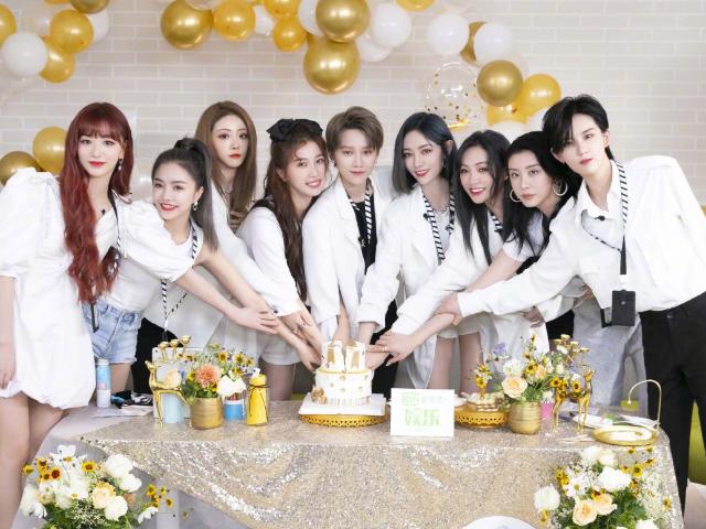 淡雅芳香|谢可寅晒出THE9训练照，全员素颜出镜，孔雪儿成团内颜值担当