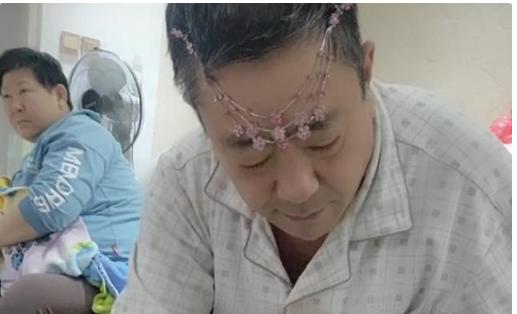 超级宝妈:“最洋气爷爷”火了,得知原因后网友感叹:爷爷真会玩