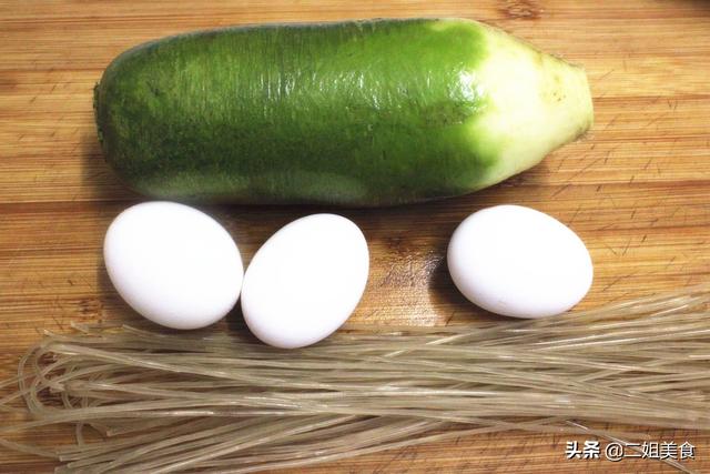 冬天，青萝卜外皮营养极高，扔了太可惜了，做成饺子吃，特别香