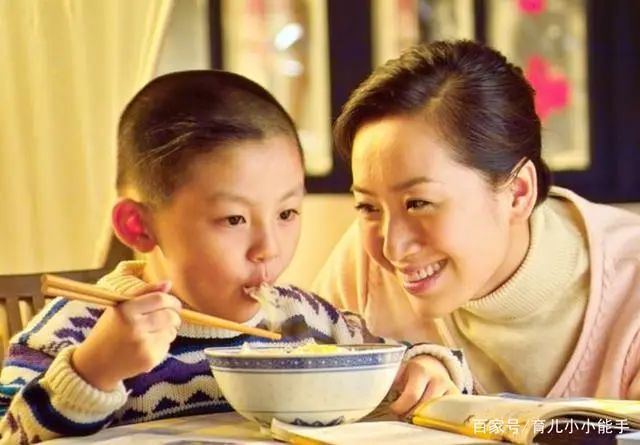 暖先生格调：“孩子不吃饭，总要追着喂”，李玫瑾教授教你一招改掉坏习惯