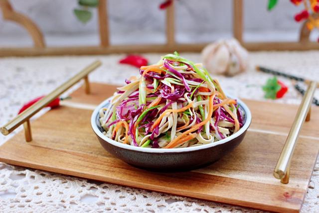 干豆腐的这做法绝了，和紫甘蓝一起做，吃着比肉香，一上桌就吃光