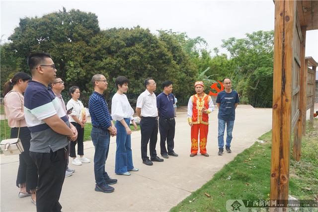 图为邓传星老党员向灵山县审计局党员干部讲述灵山革命史.